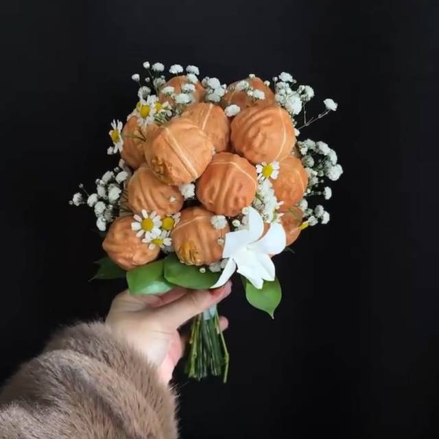 배우 이장우와 조혜원의 결혼식을 축하하기 위해 FG가 제작한 ‘호두부케’. 부창제과 인스타그램 갈무리