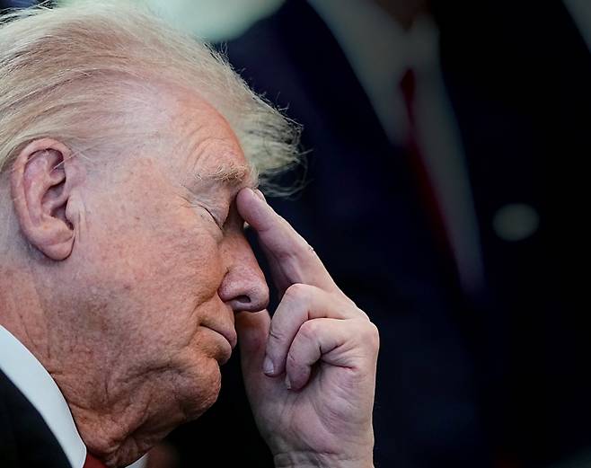 11월6일 미국 워싱턴DC 백악관 오벌오피스에서 도널드 트럼프 대통령이 생각에 잠겨있다. ⓒEPA 연합