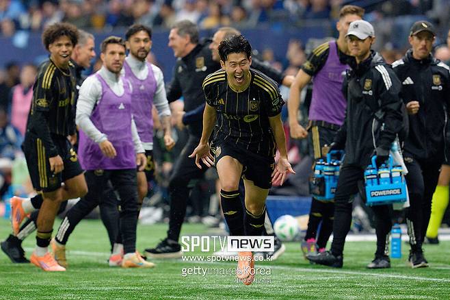 ▲ 결국 승부차기로 향했다. LAFC는 첫 키커로 손흥민을 내세웠다. 가장 많은 기대가 실린 순간이었지만, 손흥민의 슈팅은 골키퍼의 흐름을 완벽히 속였음에도 골대를 강타하며 빗나갔다. 이후 LAFC는 3번 키커 마크 델가도까지 실축하며 흔들렸다.