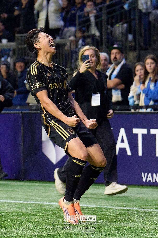 ▲ LAFC는 승부차기에서 무너졌다. 손흥민이 첫 키커로 나섰지만 슈팅은 골대를 맞고 빗나갔다. 가장 믿을 수 있는 선택이었지만, 잔혹한 끝맺음으로 이어졌다. 이후 세 번째 키커인 마크 델가도까지 실축하면서 LAFC는 탈락했다.