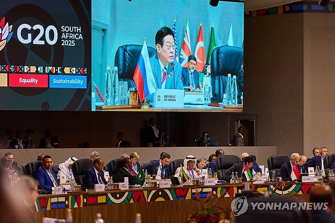 이재명 대통령, G20 정상회의 1세션 발언 (요하네스버그=연합뉴스) 한상균 기자 = 이재명 대통령이 22일(현지시간) 남아프리카공화국 나스렉 엑스포센터에서 열린 주요 20개국(G20) 정상회의 제1세션에서 발언하고 있다. 2025.11.22 [공동취재 제공. 재판매 및 DB 금지] xyz@yna.co.kr