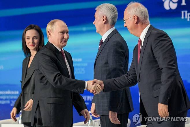 푸틴과 악수하는 드미트리에프(2025.10.16.) [TASS=연합뉴스 자료사진. 재판매 및 DB 금지]