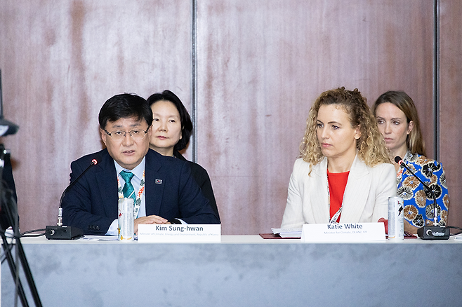 ▲김성환 기후에너지환경부 장관이 지난 17일(현지시각) 브라질 벨렝에서 제30차 유엔기후변화협약당사국총회(COP30) 부대행사로 탈석탄동맹(PPCA) 등이 주관한 '청정에너지 전환 가속화 이니셔티브'에 참석해 탈석탄동맹 동참 선언을 하고 있다. /사진제공=기후에너지환경부