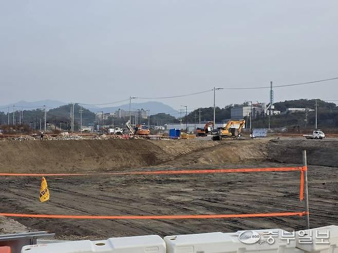 지난 7일 동두천 국가산업단지 공사 구간. 굴착 작업과 기반 조성이 진행 중이지만 분양률이 3%대에 머물며 공사용 장비들만 부분적으로 남아 있다. 이석중 기자