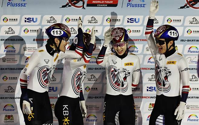 24일(한국시간) 폴란드 그단스크에서 열린 2025~2026 국제빙상경기연맹(ISU) 쇼트트랙 월드투어 3차 대회 혼성계주 경기를 앞두고 대표팀 선수들이 파이팅을 외치고 있다. 연합
