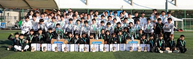 전북 U18·15·12팀이 지난 15일부터 전주완산체육공원 일대에서 열린 2025 전북특별자치도교육감배 겸 전북특별자치도축구협회장배 축구대회에 참가해 대회 초·중·고등부 부문에서 우승 트로피를 들어 올렸다. 전북현대 제공