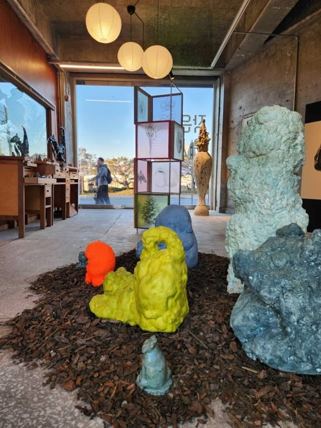 진주 아트카바레협동조합이 30일까지 올드벗베럴에서 첫 전시 를 연다. 사진은 강순모 작 '오수부동격'. /류민기 기자