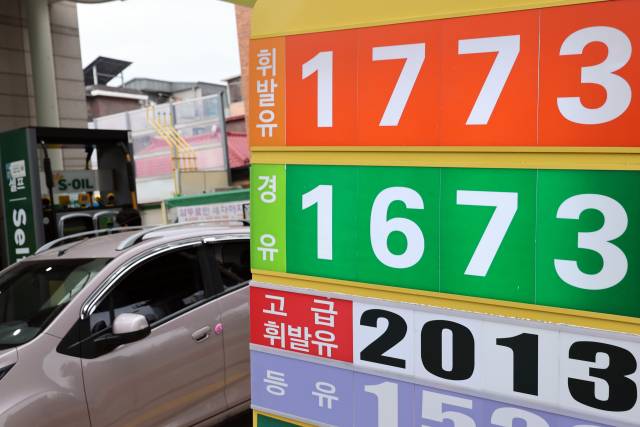국내 주유소 휘발유와 경유의 주간 평균 가격이 4주 연속 동반 상승했다. 한국석유공사 유가정보시스템 오피넷에 따르면 11월 셋째 주(16∼20일) 전국 주유소 휘발유 평균 판매가는 지난주보다 L당 25.8원 오른 1천729.7원이었다. 지역별로 가격이 가장 높은 서울은 전주 대비 25.1원 상승한 1천799.1원, 가격이 가장 낮은 부산은 24.7원 오른 1천705.8원으로 각각 집계됐다. 사진은 23일 서울 시내 주유소에 표시된 유가 정보. 연합뉴스