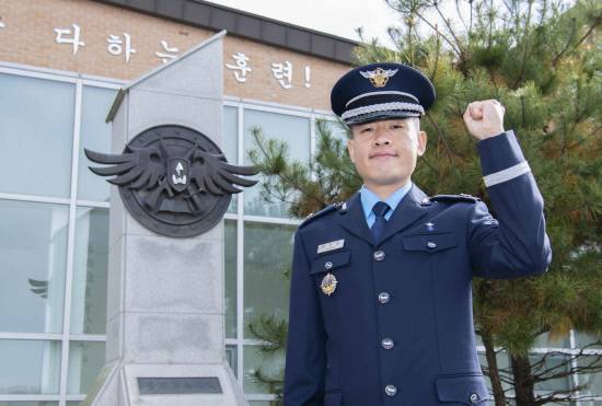 조종사의 꿈을 위해 다시 한번 공군장교로 임관한 황희일 소위