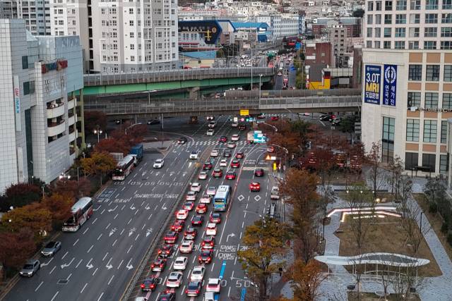지난 19일 오후 부산 남구 문현금융단지에서 황령터널로 진입하기 위해 문전교차로 앞에 멈춰선 차량들의 정체 모습. 아직 본격적인 퇴근 시간 전인데도 차량들이 길게 늘어서 있다.