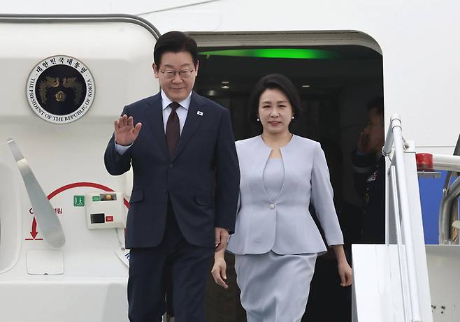 튀르키예를 국빈 방문한 이재명 대통령과 김혜경 여사가 24일(현지시간) 앙카라 에센보아 국제공항에 도착한 공군 1호기에서 환영객들에게 인사하고 있다. 연합뉴스