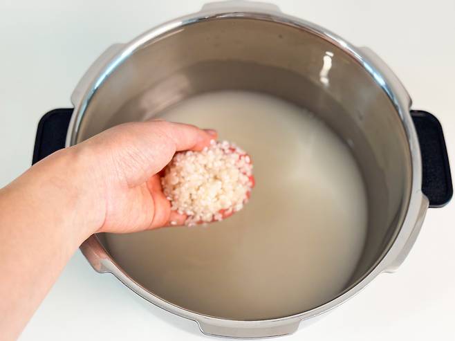 찰지고 윤기나는 쌀밥을 위해 쌀을 씻는 모습