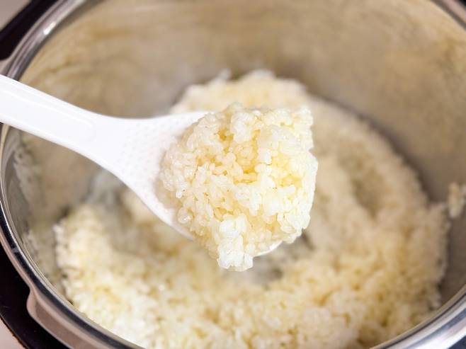 갓지어진 따끈한 쌀밥을 주걱으로 푼 모습