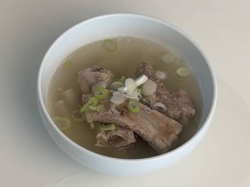 먹기만 해도 속이 뜨끈하고 건강해지는 등갈비탕