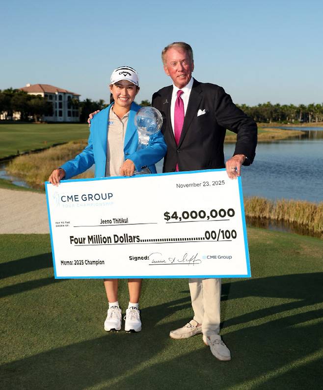 400만 달러 수표 받는 티띠꾼.(사진=AFPBBNews)