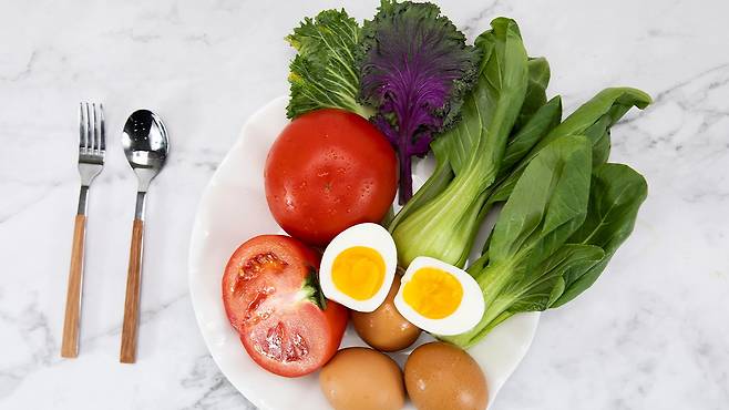 겨울철에는 활동량과 일조량이 감소하면서 일부 영양소 섭취가 자연스럽게 줄어들 수 있다｜출처: 클립아트코리아