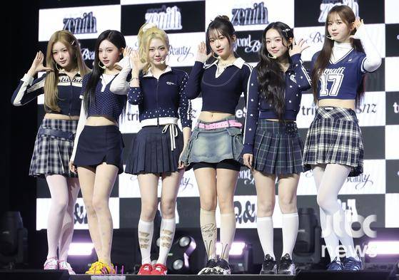 그룹 트리플에스 zenith 멤버 장하연, 이지우, 김수민, 공유빈, 곽연지, 주빈이 24일 오후 서울 용산구 블루스퀘어 SOL트래블홀에서 열린 새로운 앨범 'Beyond Beauty' 쇼케이스 무대에 올라 포토타임을 갖고 있다. 박세완 엔터뉴스팀 기자 park.sewan@jtbc.co.kr