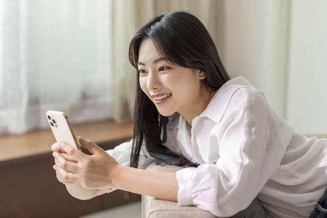 스마트폰을 사용하는 자세가 '피부 나이'에 영향을 준다. 사진=클립아트코리아