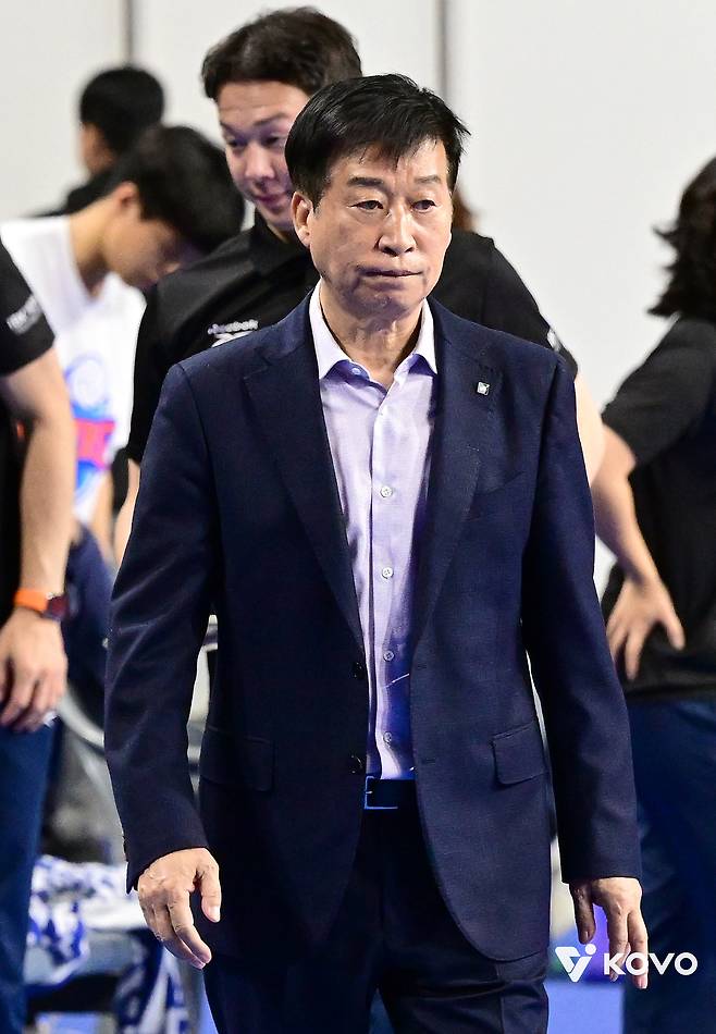 씁쓸하게 퇴장한 김호철 감독. (KOVO 제공)