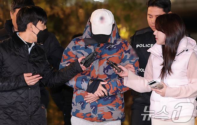 '도이치모터스 주가조작 의혹' 공범 이 모 씨가 20일 충주휴게소에서 체포돼 서울 종로구 광화문 KT 빌딩에 마련된 김건희 특검(특별검사 민중기) 사무실로 압송되고 있다. 50대 남성인 이 씨는 2009년 말부터 2010년 중순까지 주가조작 1차 시기 주포로 알려진 인물로, 김 여사의 한 증권사 계좌를 맡은 것으로 알려졌다. 2025.11.20/뉴스1 ⓒ News1 김성진 기자