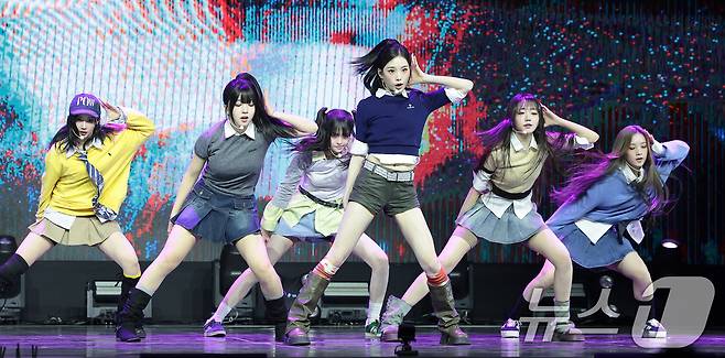 그룹 트리플에스(tripleS) 미소녀즈(msnz) moon이 24일 서울 한남동 블루스퀘어에서 가진 새 앨범 'Beyond Beauty' 쇼케이스에서 신곡을 선보이고 있다. 트리플에스 미소녀즈(msnz)의 moon은 설린과 지연, 소현, 카에데, 시온, 린으로, sun은 신위, 유연, 마유, 채원, 채연, 혜린으로 구성됐다. neptune에는 서연과 다현, 나경, 니엔, 코토네, 서아가, zenith에는 하연, 연지, 지우, 유빈, 주빈, 수민이 합류했다. 2025.11.24/뉴스1 ⓒ News1 권현진 기자