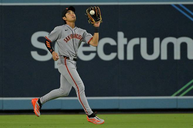 샌프란시스코 이정후가 20일(현지시간) 미국 캘리포니아주 로스앤젤레스 다저스타디움에서 열린 2025 ML 다저스전 8회 수비에서 아웃카운트를 처리하고 있다. 사진 | Imagn Images 연합뉴스