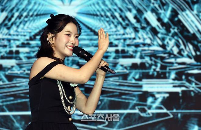 가수 오유진이 24일 그랜드 하얏트 서울 호텔에서 진행된 ‘제17회 서울석세스대상’에서 문화부문 K트로트대상을 수상한 뒤 축하공연을 하고 있다. 사진 | 박진업 기자 upandup@sportsseoul.com