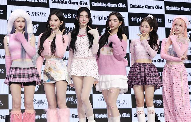 포즈 취하는 트리플에스 선 디멘션

    (서울=연합뉴스) 이재희 기자 = 걸그룹 트리플에스의 선 디멘션이 24일 서울 용산구 블루스퀘어에서 열린 '비욘드 뷰티' 앨범 발표회에서 포즈를 취하고 있다. 24인으로 구성된 트리플에스는 이번 앨범에서 네 조(문, 선, 넵튠, 제니스·MSNZ)로 멤버를 나누어 활동한다. 2025.11.24

    scape@yna.co.kr

(끝)





<저작권자(c) 연합뉴스, 무단 전재-재배포, AI 학습 및 활용 금지>