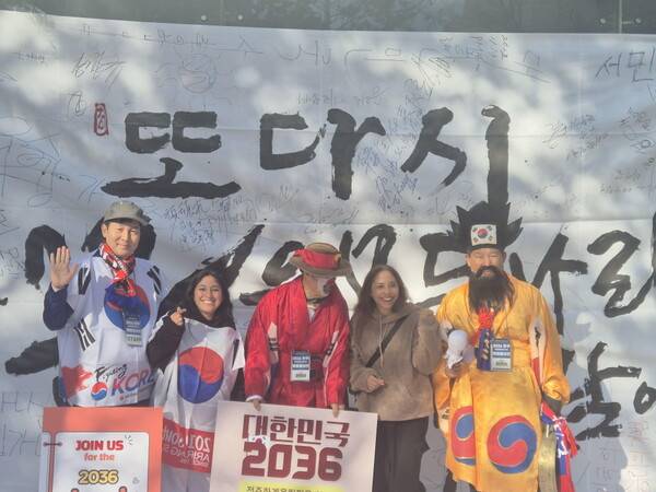 글로벌아리랑 응원단이 지난 21일 명동에서 외국인 관광객들과 2036 전주하계올림픽 유치 기원 거리 캠페인을 펼치고 있다. 사진=글러벌아리랑응원단 제공&nbsp;