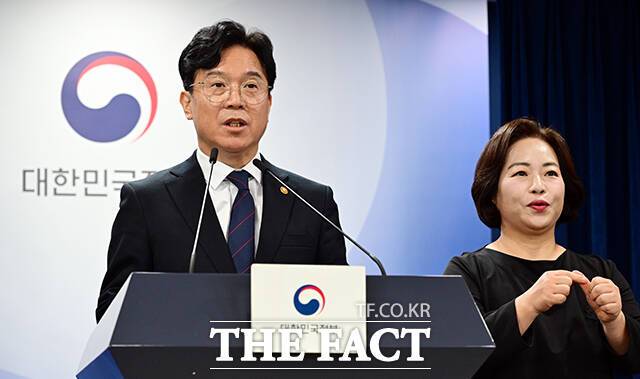 김영훈 고용노동부 장관이 24일 오전 서울 종로구 정부서울청사에서 개정 노동법 하위법령과 관련해 브리핑을 하고 있다. /임영무 기자