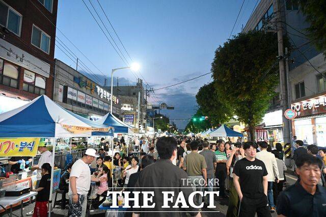 '군분로 토요 야시장 축제'가 개최되고 있다. /광주 남구
