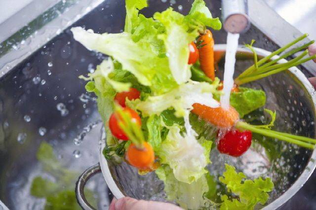 건강을 위해 매일 찾는 채소와 과일이 오히려 체내 유해 화학물질 노출을 높일 수 있다는 충격적인 연구 결과가 나왔다. 게티이미지