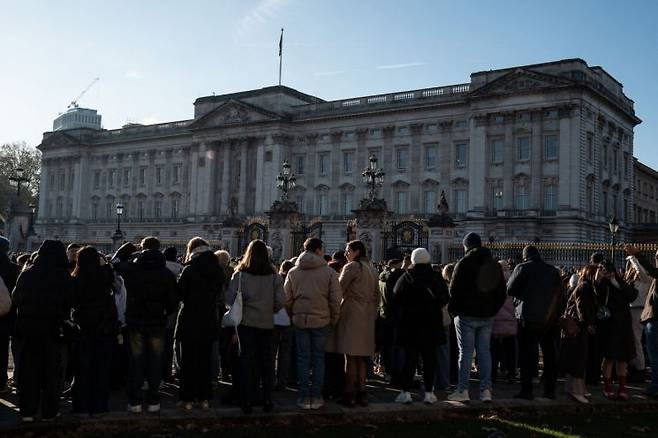 영국 런던의 버킹엄 궁전 앞에서 근위병 교대식을 보기위해 모여있는 사람들의 모습. AFP연합뉴스