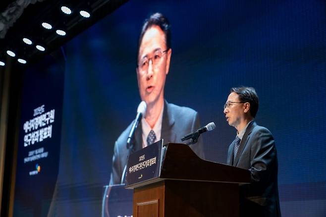 김현제 에너지경제연구원장이 24일 한국과학기술회관에서 열린 '2025년도 에너지경제연구원 연구성과 발표회'에서 개회사를 하고 있다. 에너지경제연구원