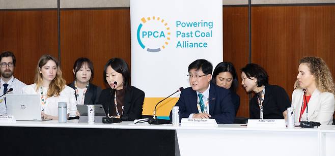 김성환 기후에너지환경부 장관이 17일(현지시각) 브라질 벨렝에서 제30차 유엔기후변화협약당사국총회(COP30) 부대행사로 열린 '청정에너지 전환 가속화 이니셔티브'에 참석해 탈석탄동맹 동참 선언을 하고 있다. /뉴스1