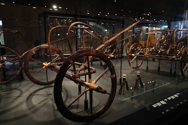 1922년 하워드 카터가 최초 발견한 이래 처음으로 투탕카멘 무덤에서 나온 유물 5000여 점이 한데 모였다. /신화통신 연합뉴스