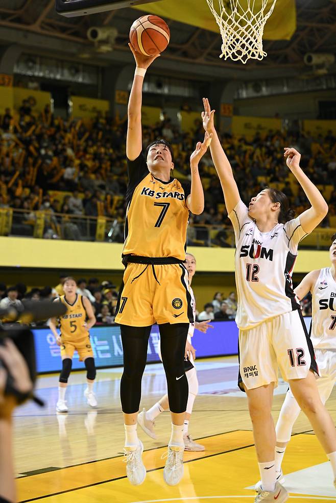 KB의 박지수가 22일 열린 BNK와의 여자 프로농구 홈 경기에서 골밑 슛을 시도하고 있다. /여자농구연맹