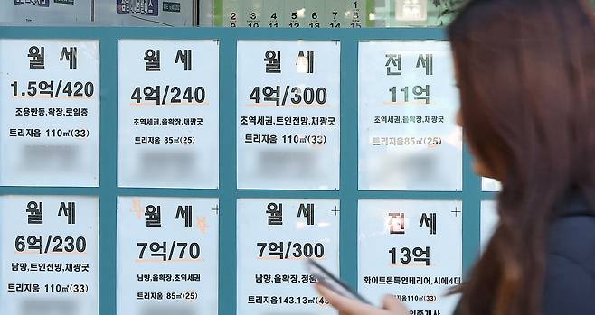 이달 초 서울 시내 한 부동산에 게시된 월세 매물 정보. /뉴스1