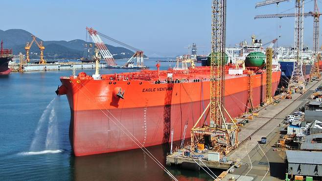 한화오션의 이중 연료 추진 초대형원유운반선. /한화오션 제공