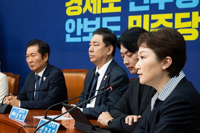 이언주 더불어민주당 최고위원(오른쪽)이 24일 서울 여의도 국회에서 열린 최고위원회의에서 모두 발언을 하고 있다. /뉴스1