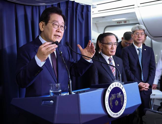 주요 20개국(G20) 정상회의 일정을 마친 이재명 대통령이 23일(현지시간) 튀르키예로 향하는 공군 1호기 내에서 순방 기내 기자간담회를 갖고 있다. 2025.11.23 대통령실사진기자단