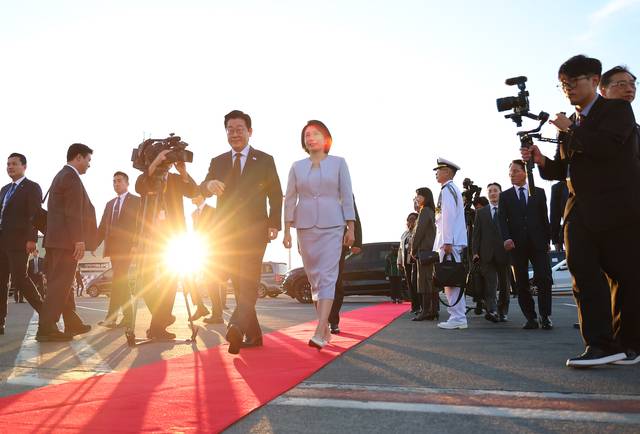 주요 20개국(G20) 정상회의 일정을 마친 이재명 대통령과 김혜경 여사가 23일(현지시간) 다음 국빈 방문지인 튀르키예로 가기 위해 남아프리카공화국 요하네스버그 OR탐보 국제공항에서 공군 1호기로 향하고 있다. 연합뉴스