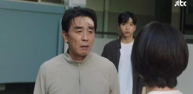 JTBC 드라마 '서울에 자가 대기업 다니는 김부장'의 한 장면. 이 드라마는 김낙수라는 주인공이 퇴직하면서 겪는 현실을 생생하게 담아 국민적 공감을 얻고 있다. /JTBC 방송 캡처