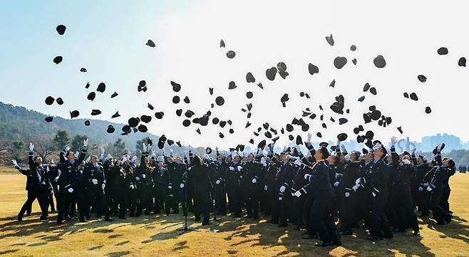 공군은 24일 공군교육사령부 대연병장에서 제155기 학사사관후보생 임관식을 거행했다. 사진은 임관식을 마치고 모자를 하늘로 높게 던지고 있는 신임 소위들. 공군 제공