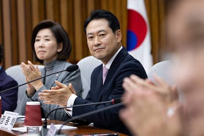 장동혁 국민의힘 대표가 24일 서울 여의도 국회에서 열린 정책위원회·법사위원회 주최 대장동 범죄수익 환수 특별법 제정을 위한 긴급 토론회에서 손뼉을 치고 있다. 뉴스1