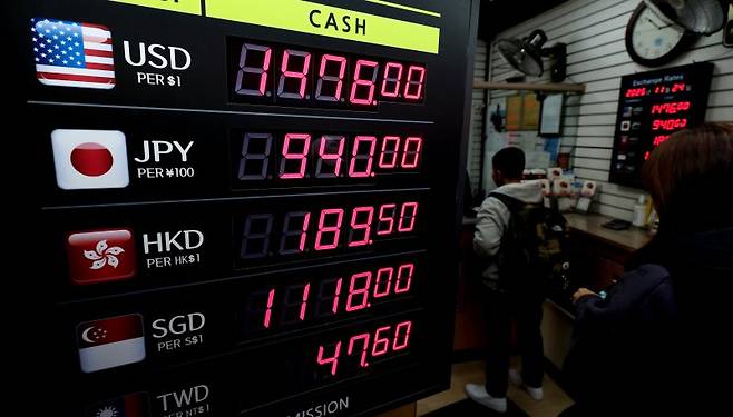 원·달러 환율이 고공행진을 지속하는 가운데 24일 서울 명동의 환전소에 환율 정보가 표시돼 있다. 연합뉴스