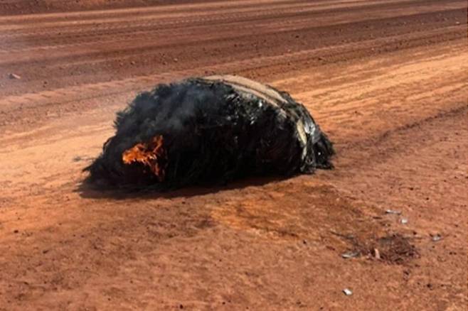 10월18일 오스트레일리아 서부 필바라지역에서 발견된 우주 쓰레기. 중국 로켓의 잔해로 추정된다. 서호주경찰 제공