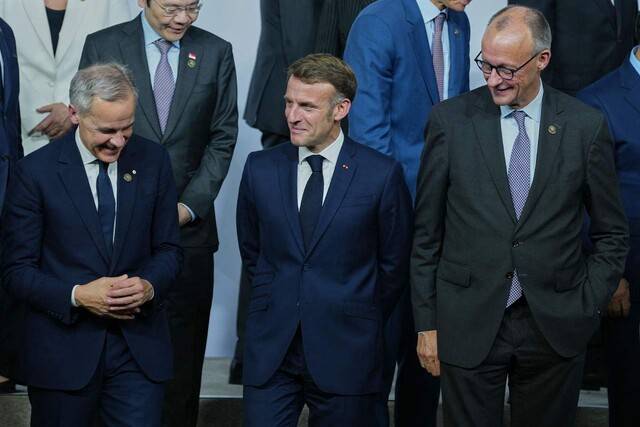 22일 남아프리카공화국 요하네스버그에서 열린 주요 20개국(G20) 정상회의에 참석한 프리드리히 메르츠 독일 총리(앞줄 맨오른쪽부터)와 에마뉘엘 마크롱 프랑스 대통령, 마크 카니 캐나다 총리. AFP 연합뉴스