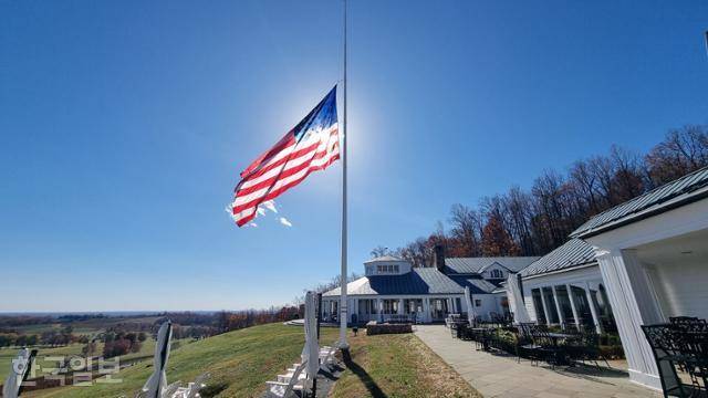 12일 방문한 미국 버지니아주 샬러츠빌 ‘트럼프 와이너리’의 와인 시음장. 전면에 대형 성조기가 걸려 있다. 샬러츠빌=권경성 특파원