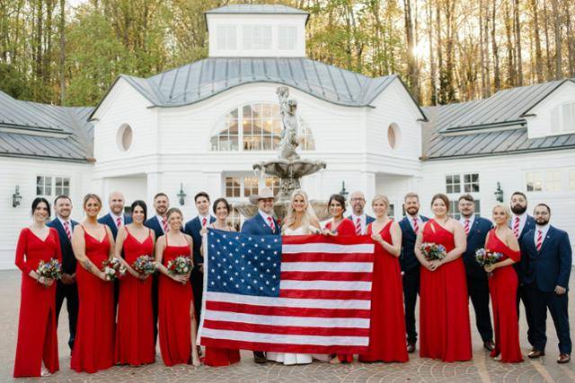 올 3월 미국 버지니아주 샬러츠빌 ‘트럼프 와이너리’에서 결혼식을 올린 빅토리아와 제리가 하객들과 함께 기념사진을 찍고 있다. 웨딩 전문 업체 ‘샬러츠빌 웨딩 헤어 앤드 메이크업 아티스트’ 홈페이지